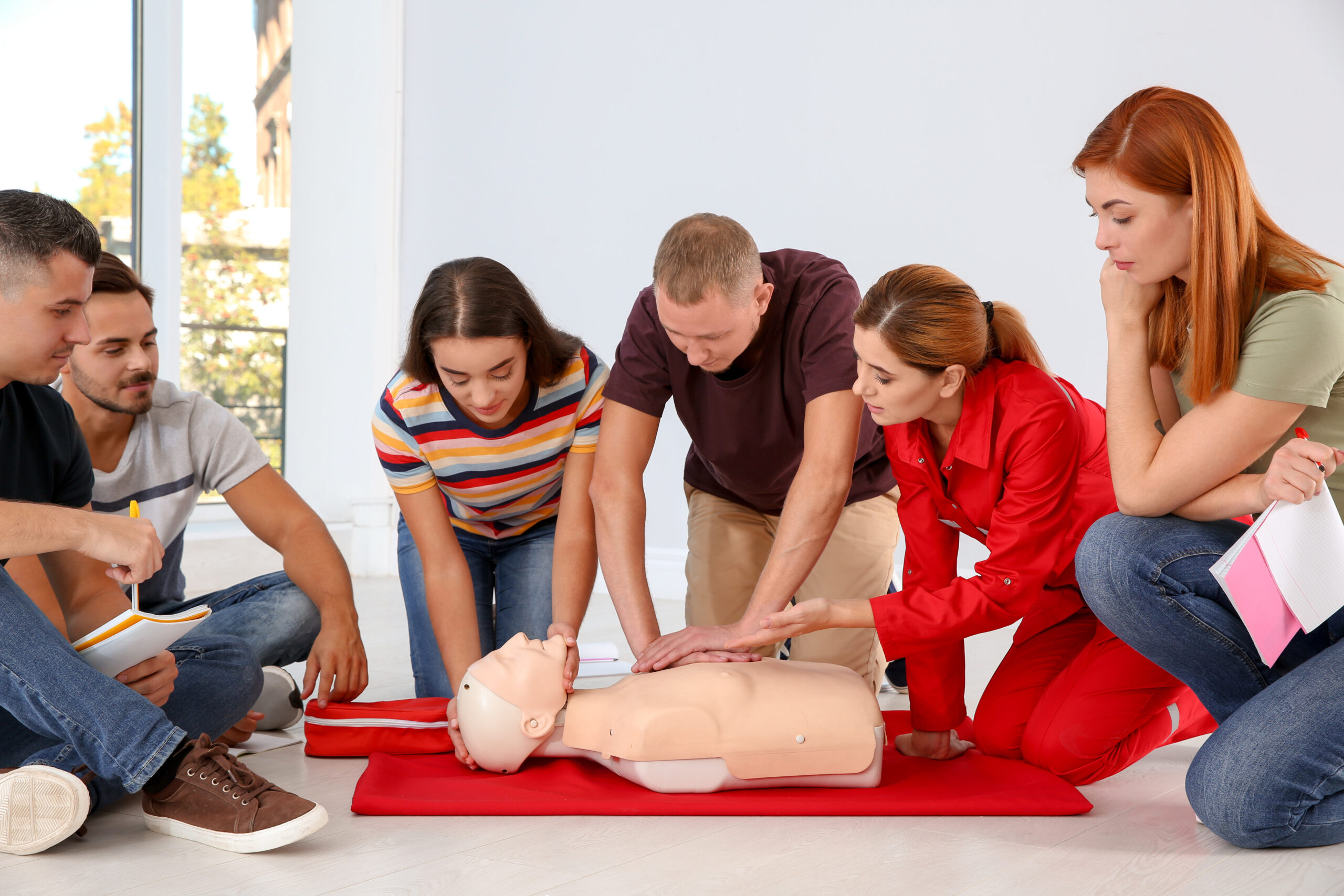 Erste-Hilfe-Kurs: Teilnehmende üben die Reanimation an der Übungspuppe
