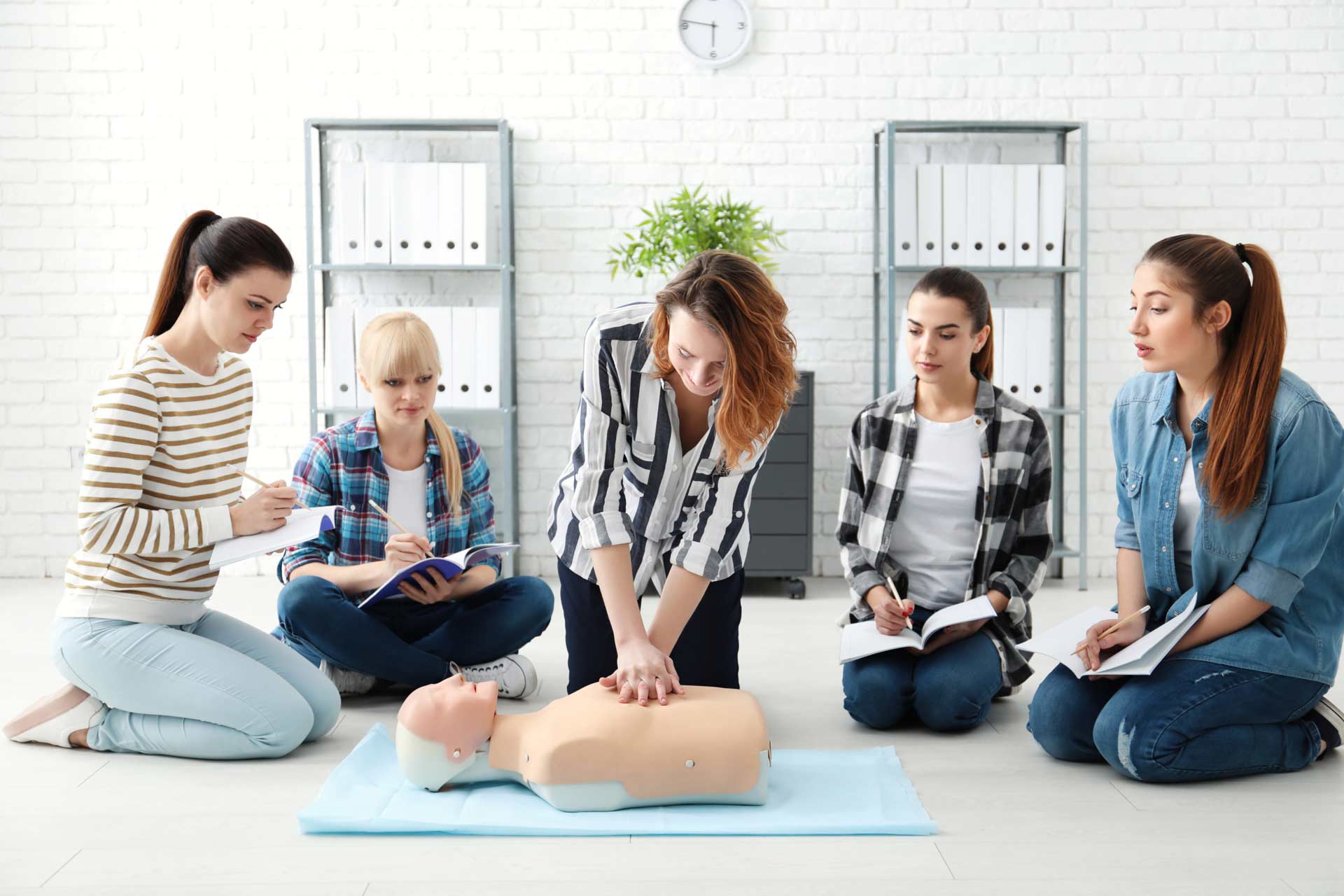 Erste-Hilfe-Ausbildung: Gruppe übt die Herzdruckmassage