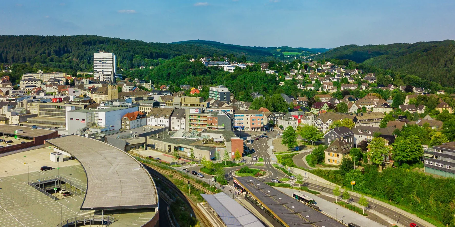 Brandschutzhelfer-Ausbildung in Gummersbach &ndash; Stadtansicht mit einem Brandschutzhelfer mit Helm